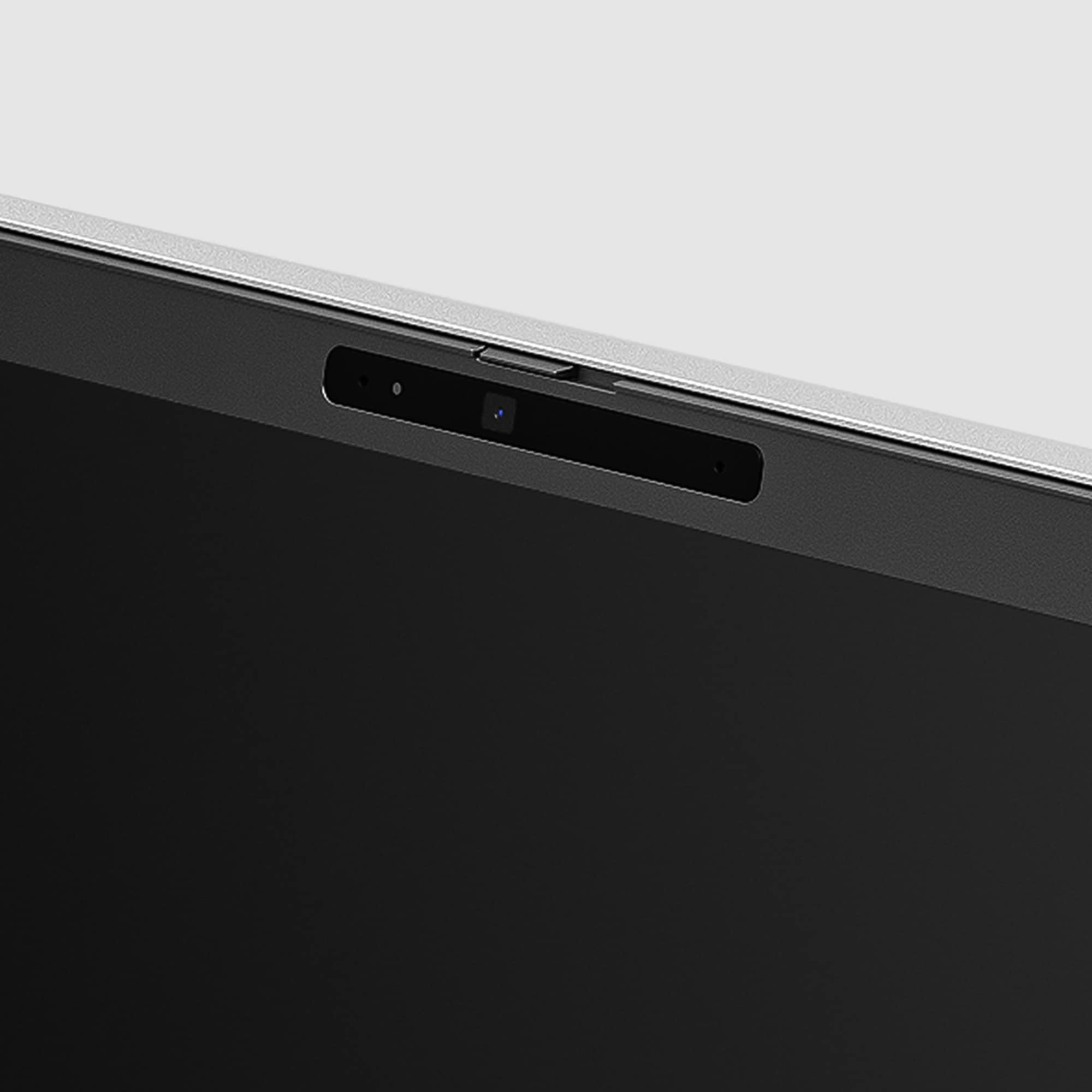 Primo piano di uno schermo di un laptop con una fotocamera integrata visibile.