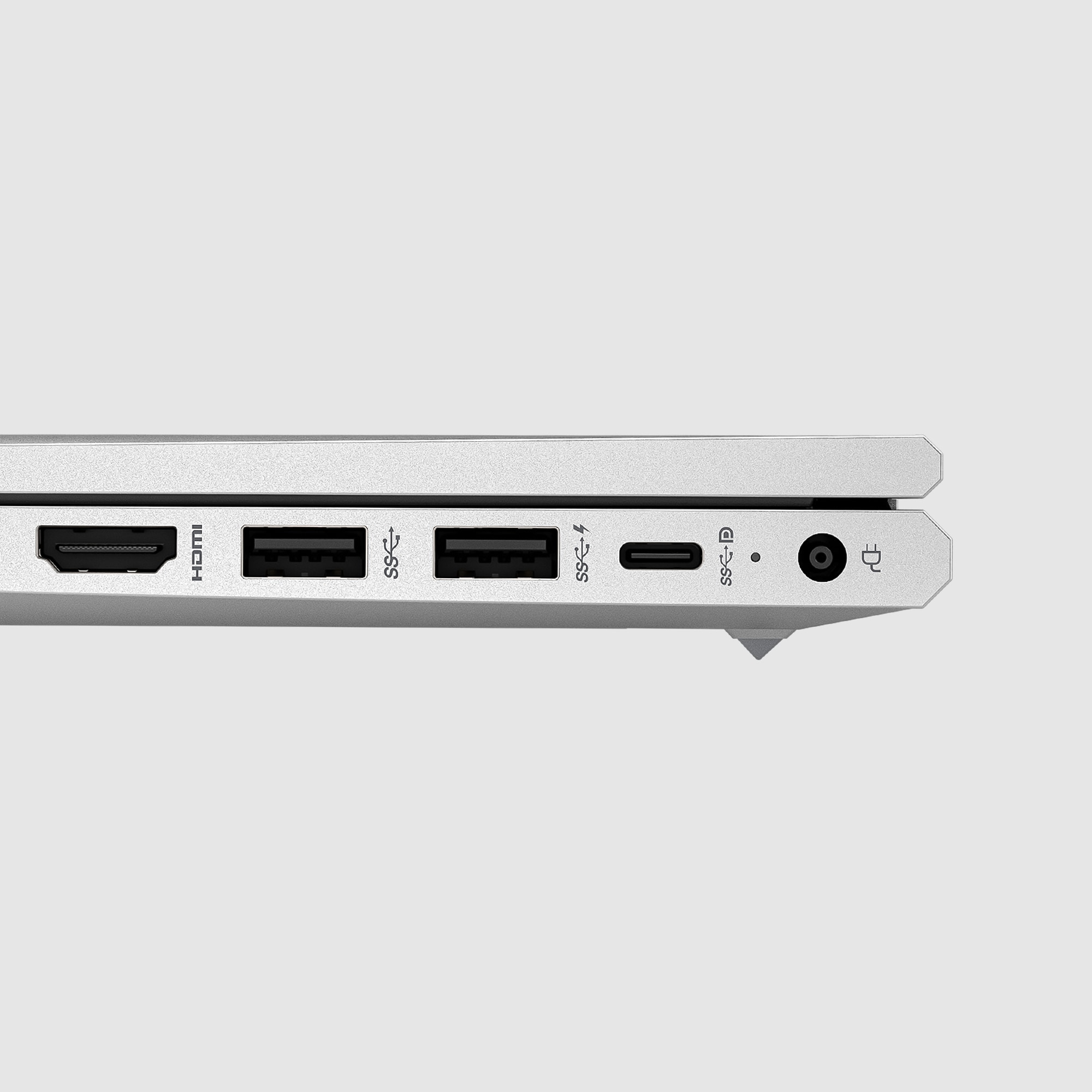 Primo piano del lato di un laptop che mostra le porte.