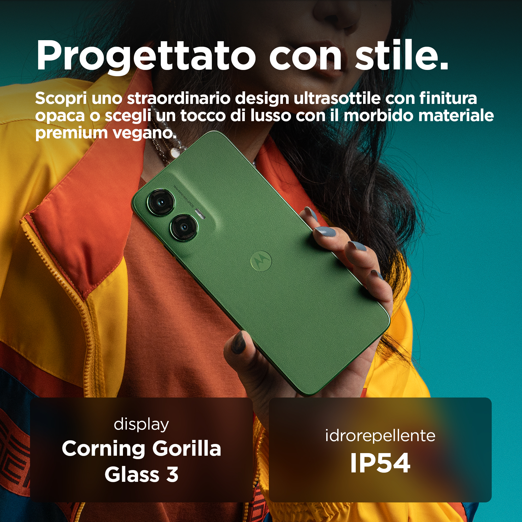 Ein grünes Smartphone mit Dual-Kameras in der Hand einer Frau, mit Text und blauem Hintergrund.