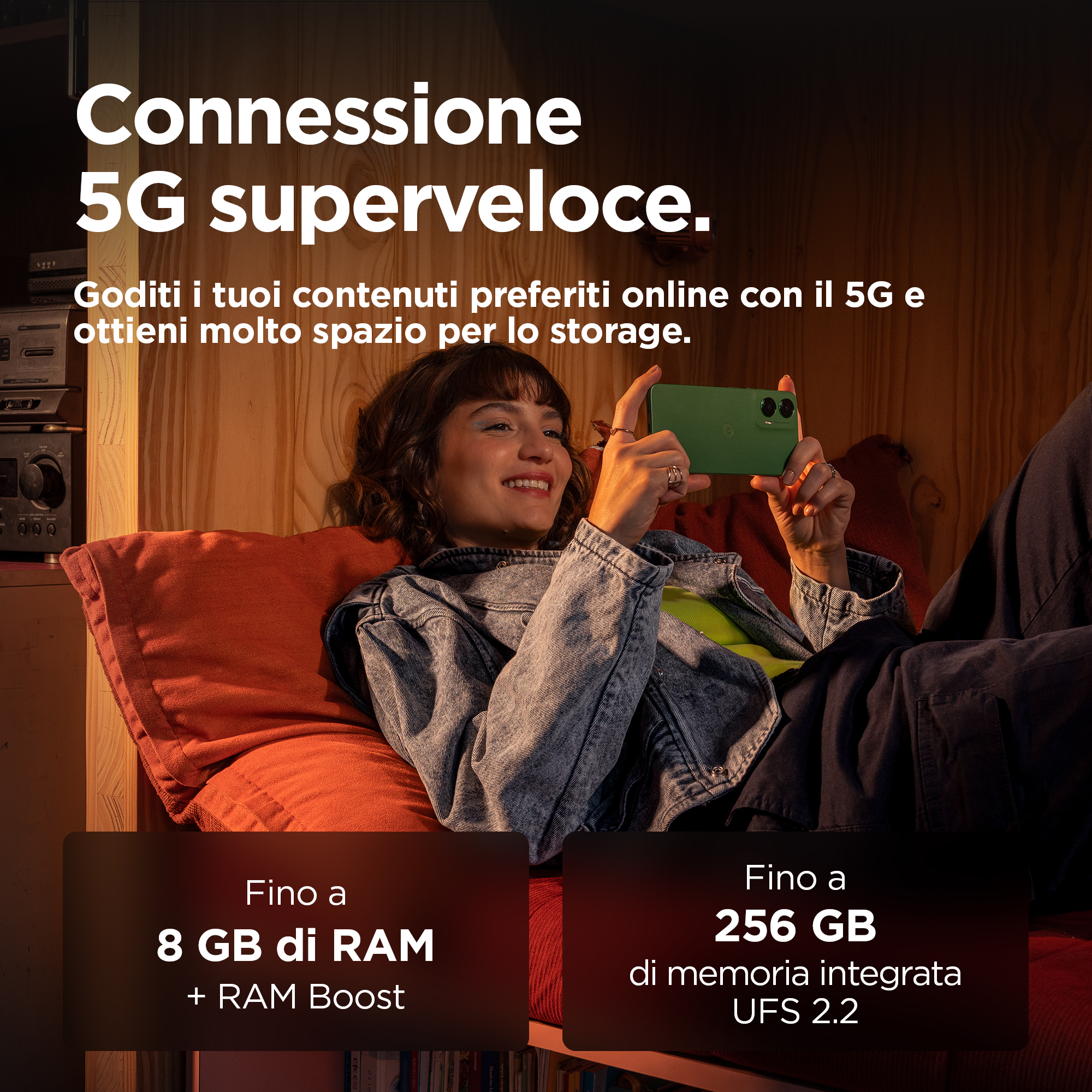 Frau mit grünem Handy, wirbt für 5G. Enthält 8 GB RAM + RAM-Boost und 256 GB Speicher.