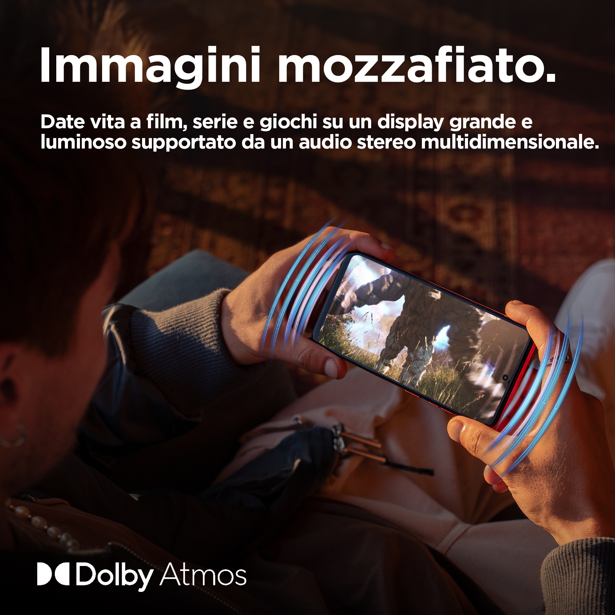 Osoba trzyma telefon. Ekran pokazuje scenę akcji z niebieskimi falami dźwiękowymi.