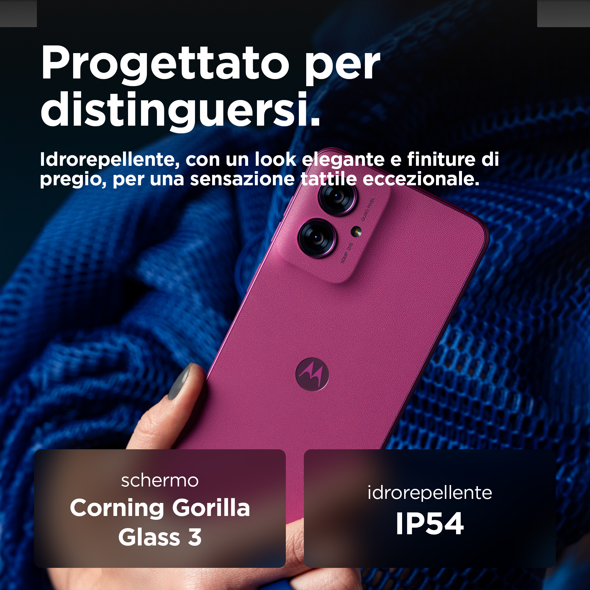Telefon w kolorze magenta z logo Motorola. Tekst podkreśla ekran Corning Gorilla Glass 3 i klasę IP54.