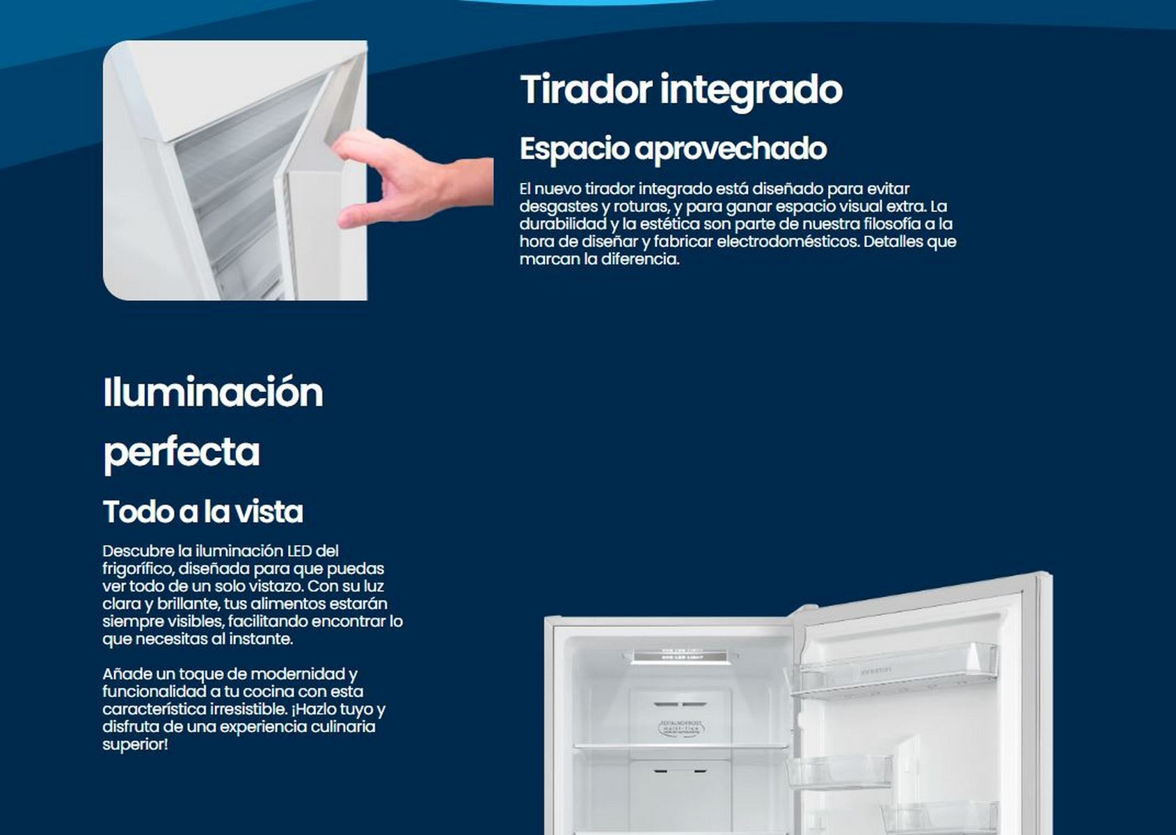 Vista interior de un refrigerador con la puerta abierta, mostrando estantes con alimentos y frutas.