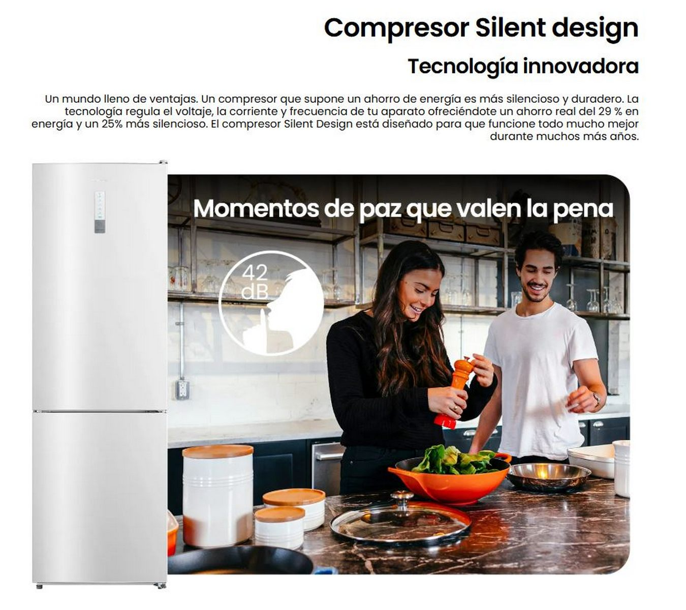 Un refrigerador blanco con una pareja preparando comida frente a él. El fondo es una cocina.
