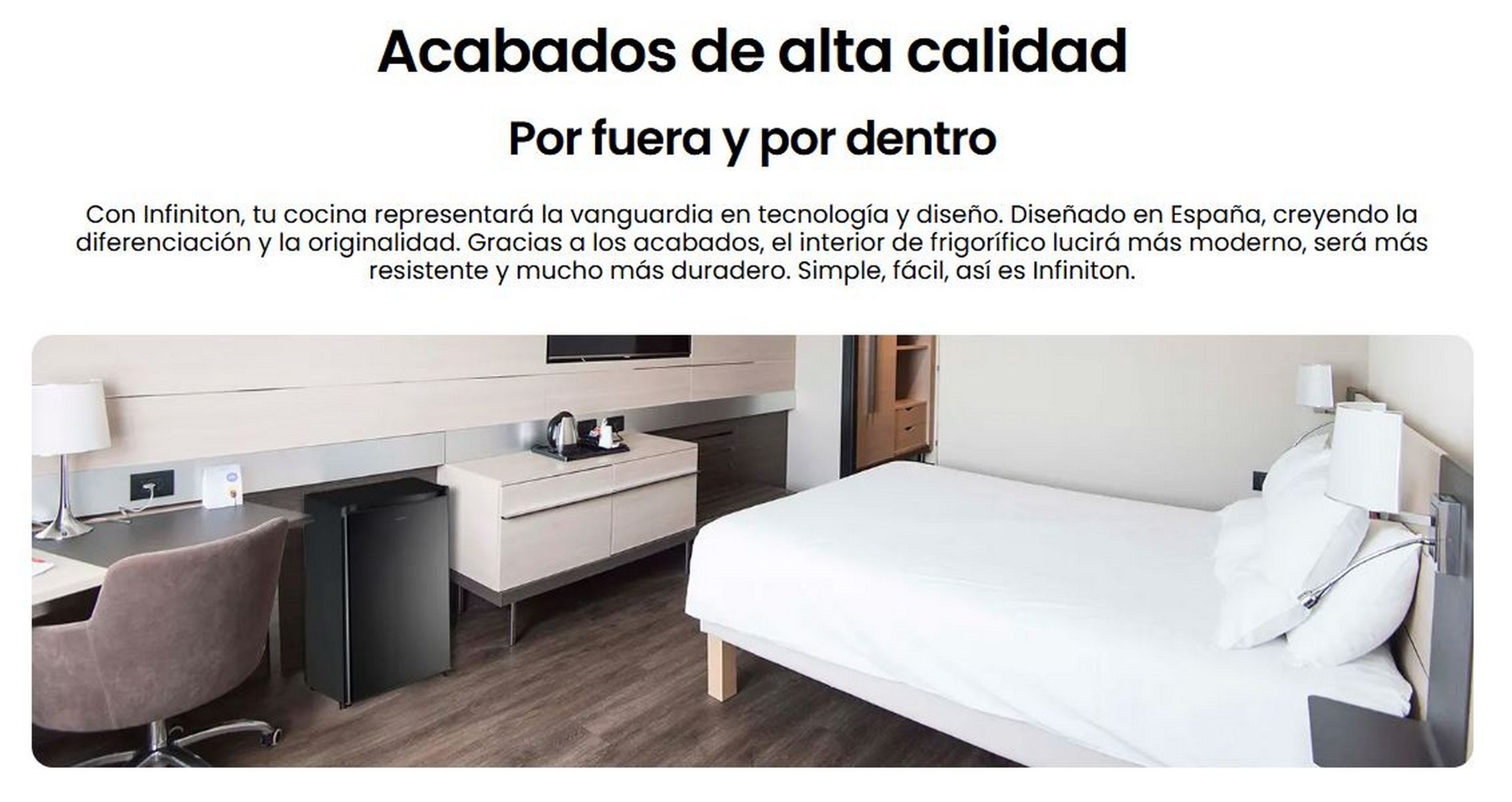 Habitación de hotel con cama, nevera y texto en español sobre acabados de alta calidad.