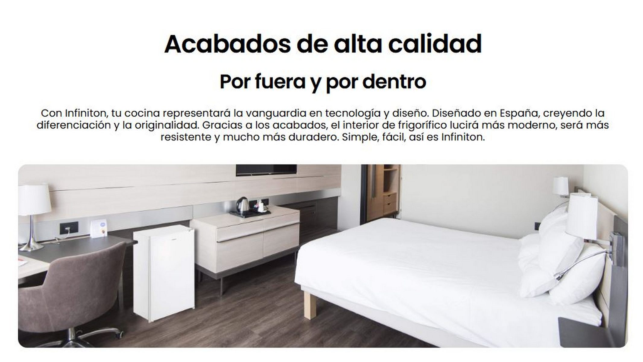 Texto sobre fondo blanco. Habitación de hotel con cama, escritorio y un pequeño refrigerador.