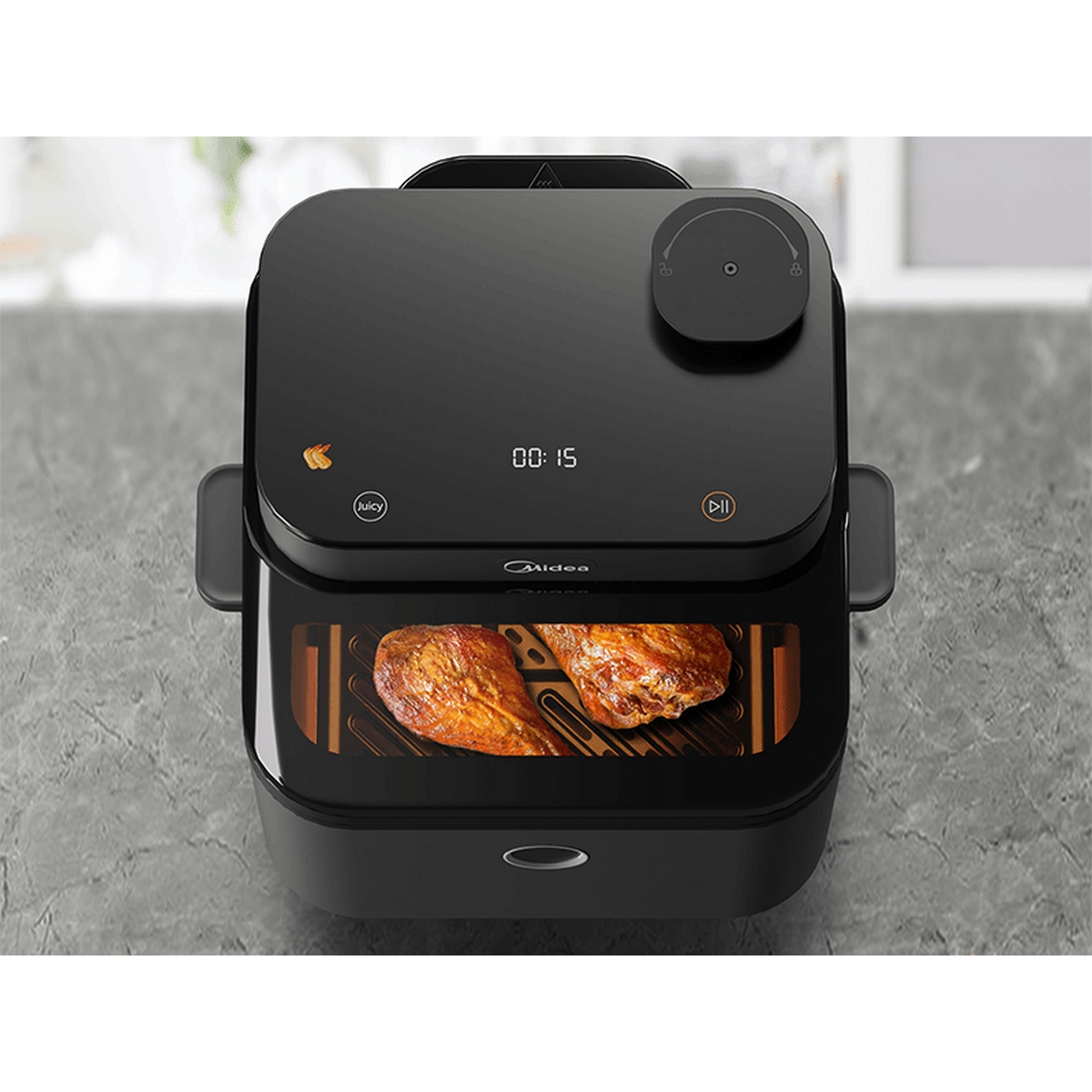 Friggitrice ad aria nera con camera di cottura aperta, che mostra cosce di pollo cotte all'interno.