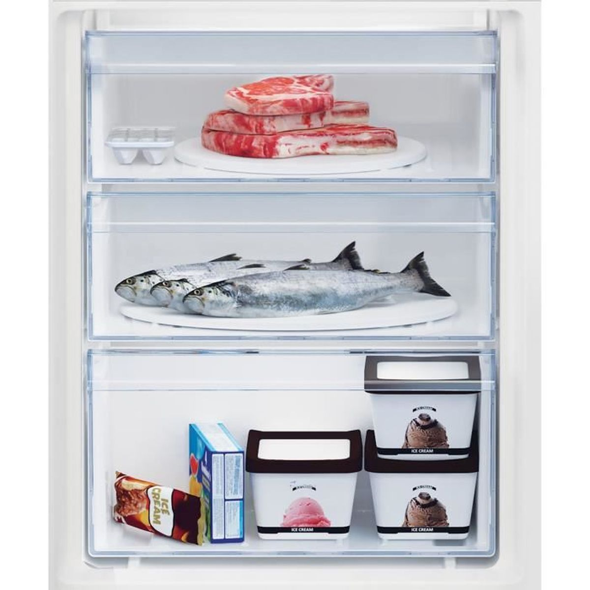 Interno del frigorifero con ripiani che contengono carne, pesce e contenitori di gelato. Il frigorifero è bianco.