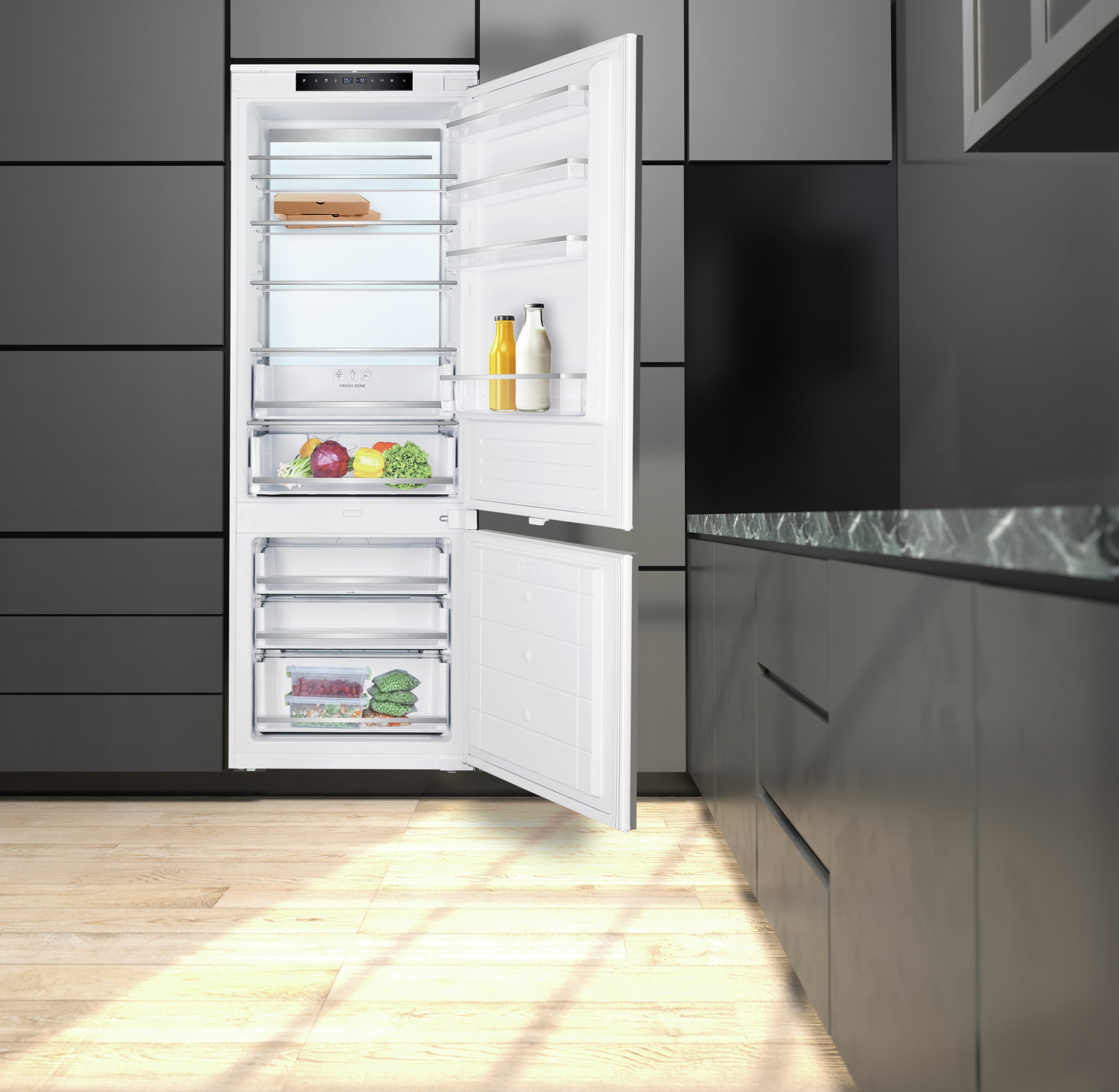 Refrigerador blanco abierto con comida dentro y cocina moderna.