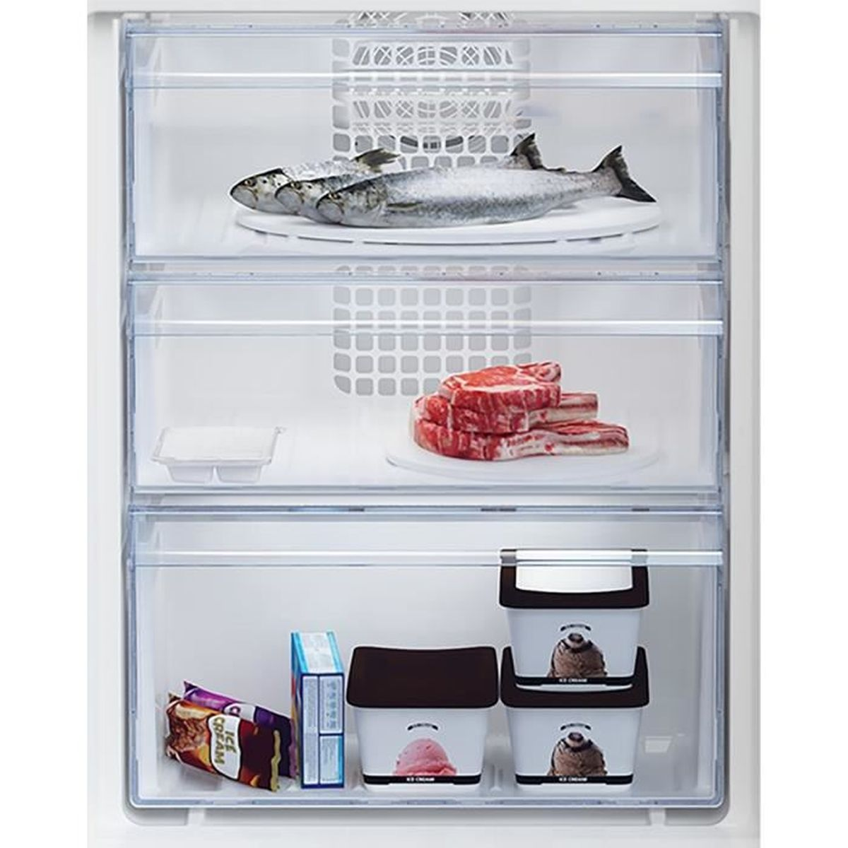 Kühlschrankinnenraum mit Fisch, Fleisch und Eiscreme. Artikel in separaten, transparenten Fächern.