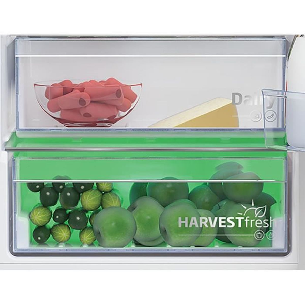 Kühlschrank mit offenen Schubladen, gefüllt mit Lebensmitteln, darunter Karotten, Käse, Äpfel und Gemüse.
