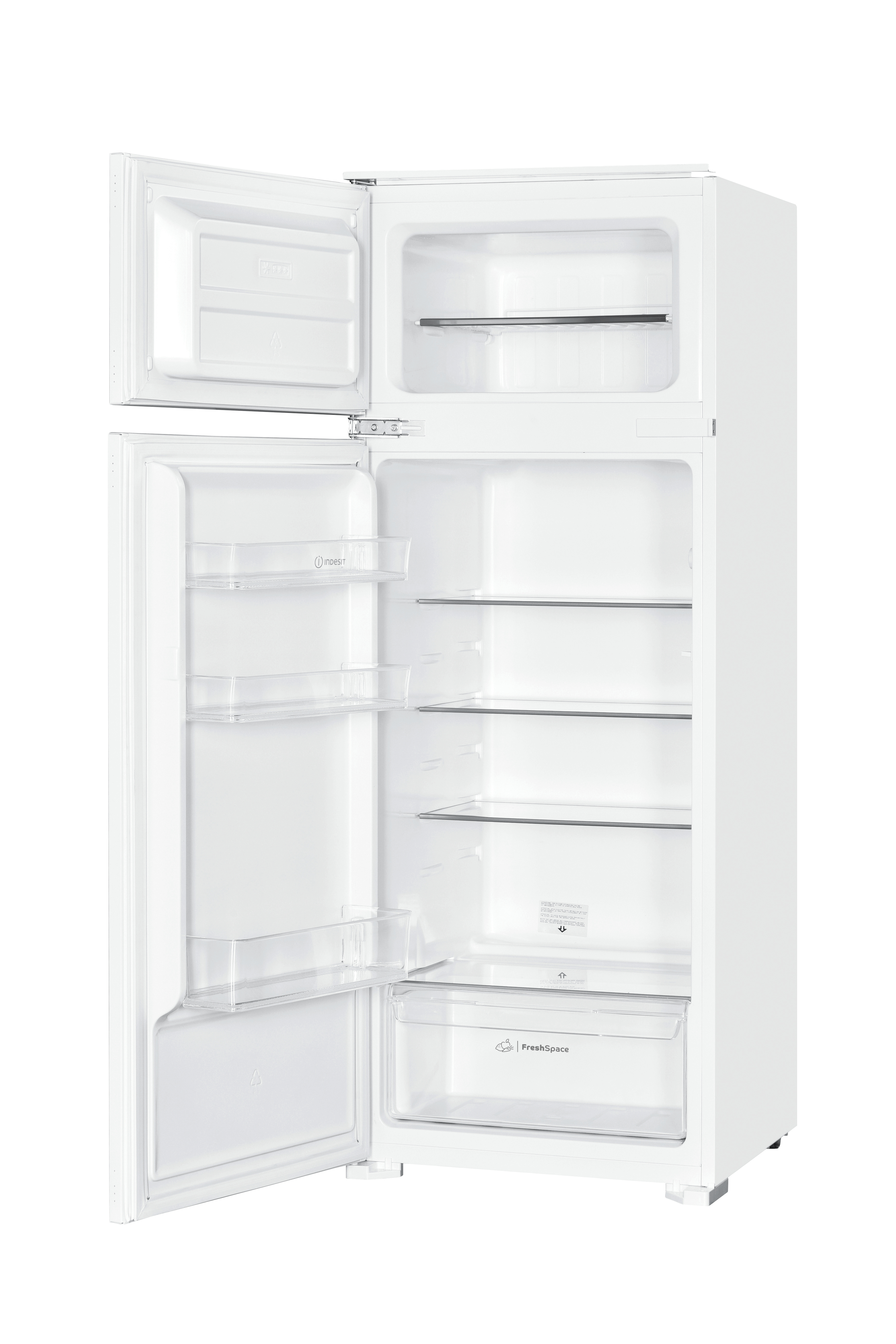 Refrigerador blanco con puertas abiertas que muestran estantes, cajones y detalles interiores claros sobre un fondo blanco.