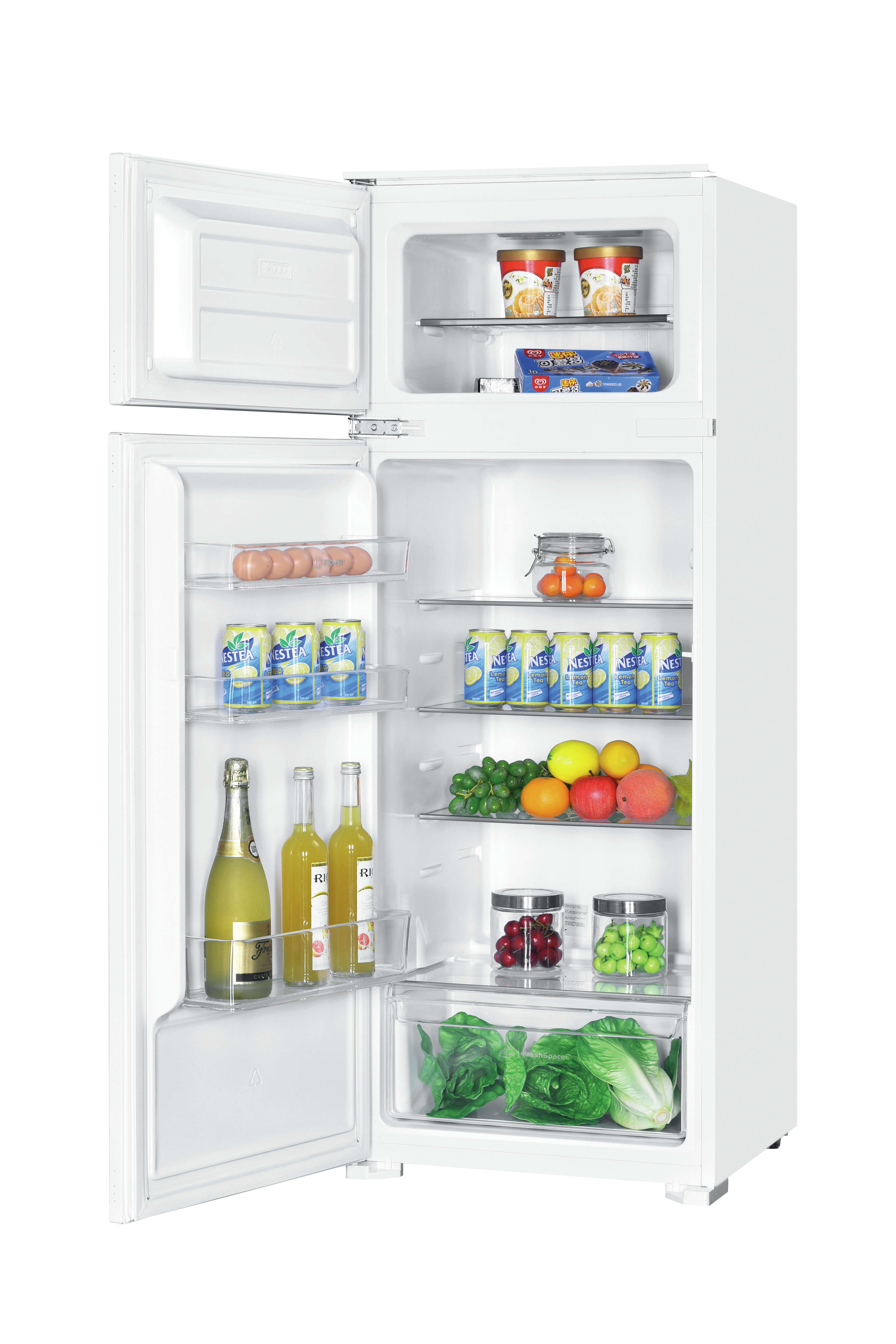 Biała lodówka z otwartymi drzwiami, ukazująca półki z produktami spożywczymi.