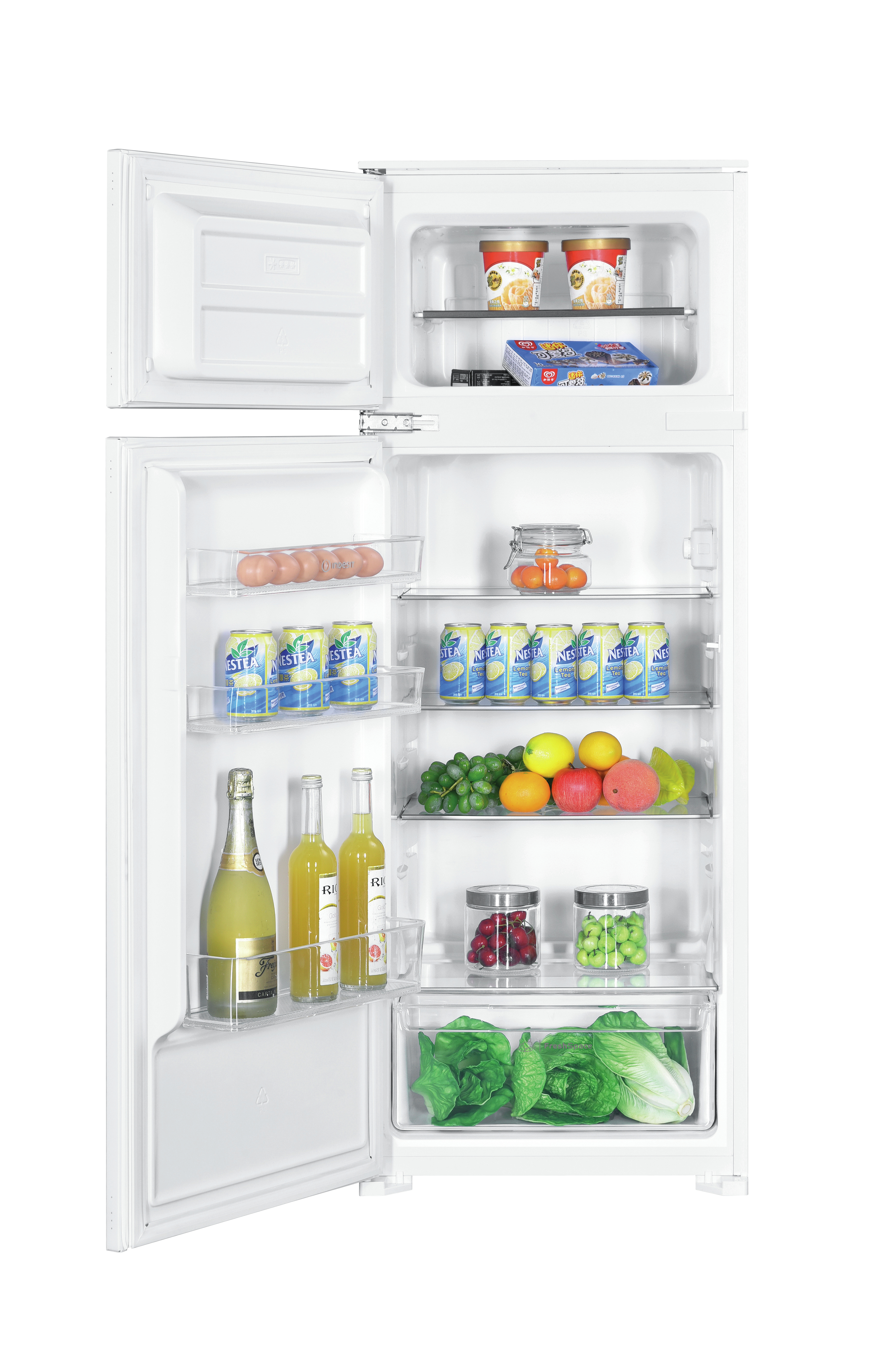 Biała lodówka z otwartymi drzwiami, pokazująca półki z żywnością.