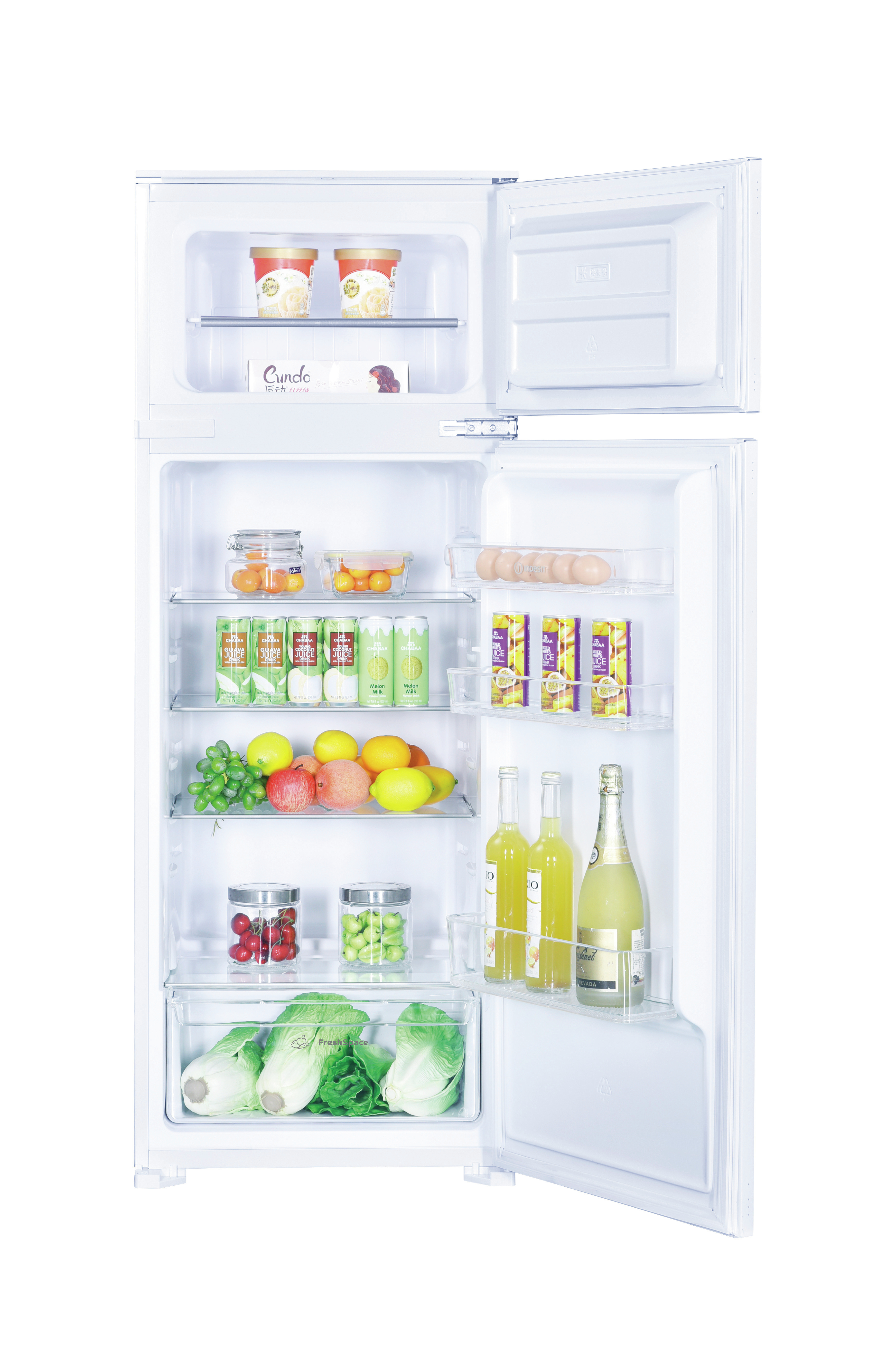 Biała lodówka z otwartymi drzwiami, wypełniona produktami spożywczymi na półkach; białe tło.