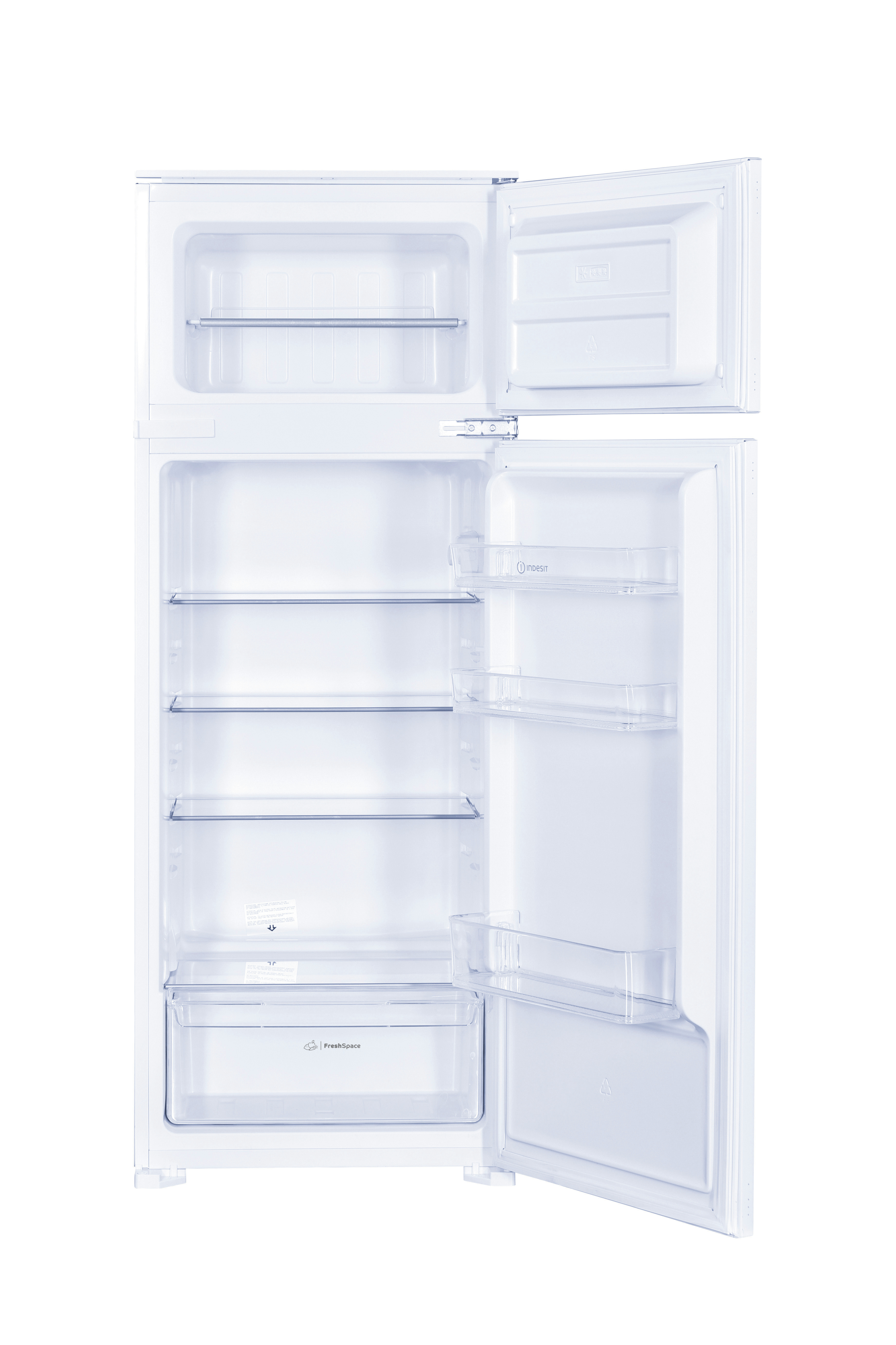 Biała lodówka z otwartymi drzwiami. Zawartość: półki, szuflada i zamrażarka.