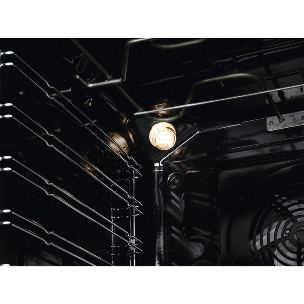 All'interno del forno, una lampadina accesa, griglie metalliche visibili.