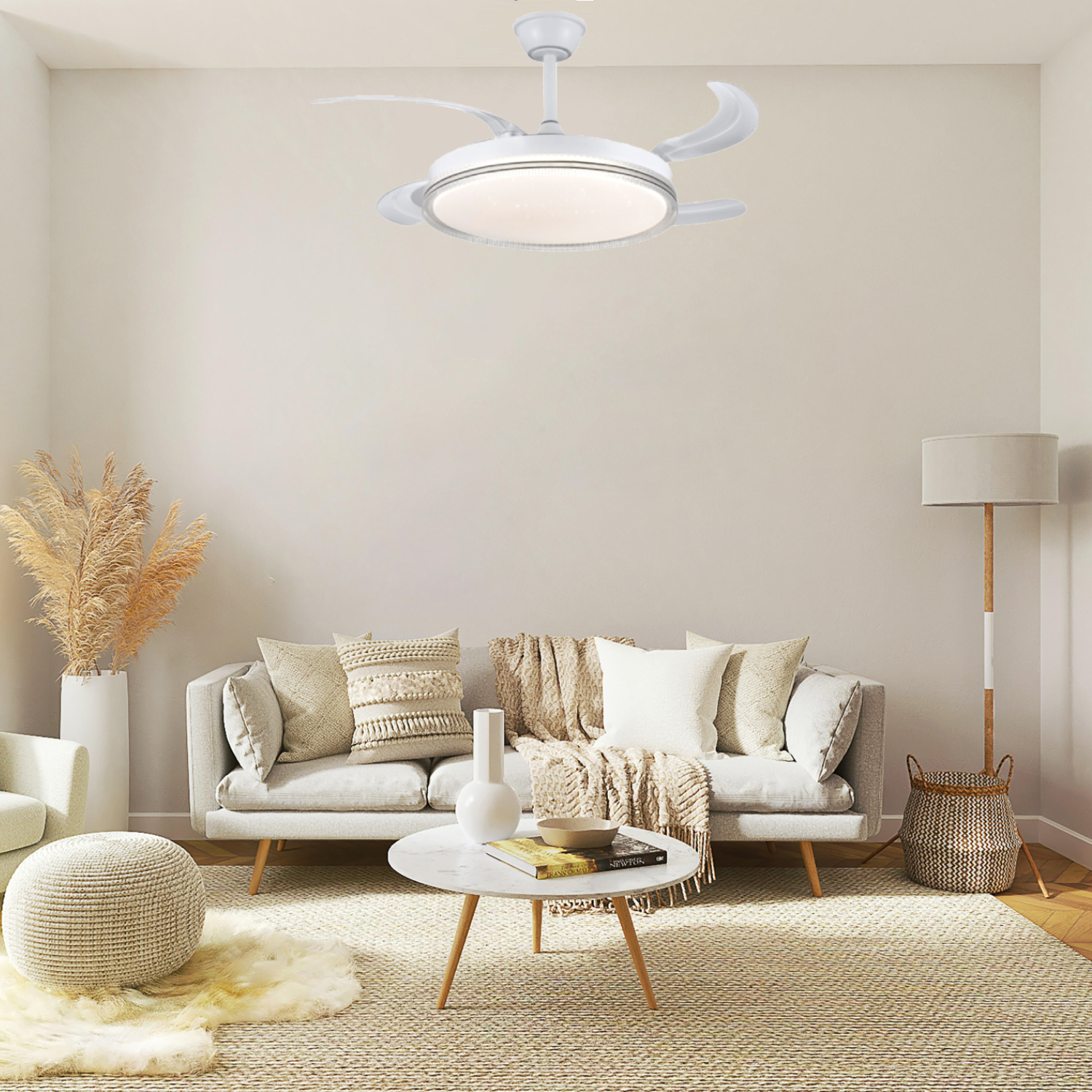 Un ventilador de techo blanco con luz, en una habitación con sofá, mesa y decoraciones.