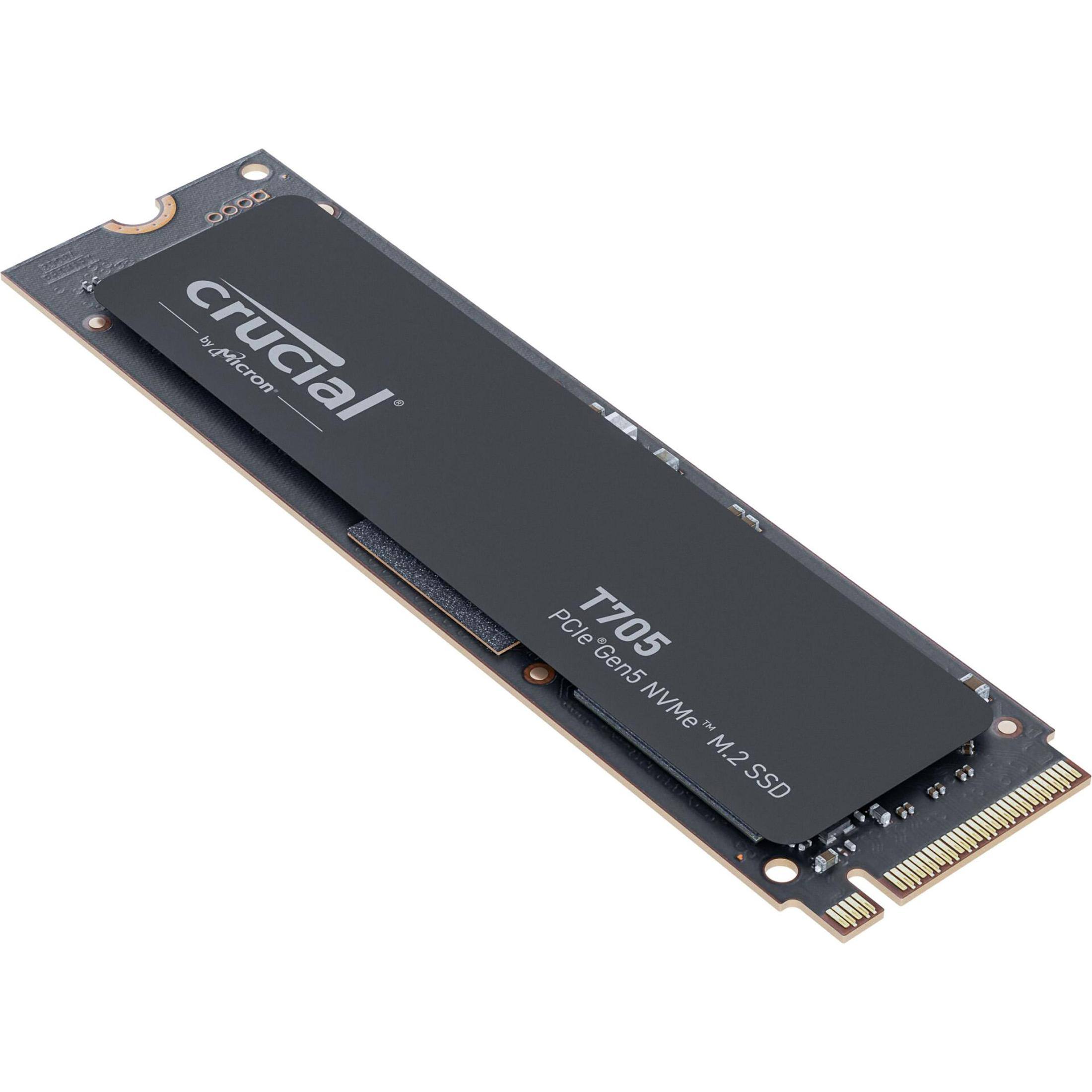 Czarny Crucial T705 PCIe Gen5 NVMe M.2 SSD na białym tle. Tekst na dysku SSD.