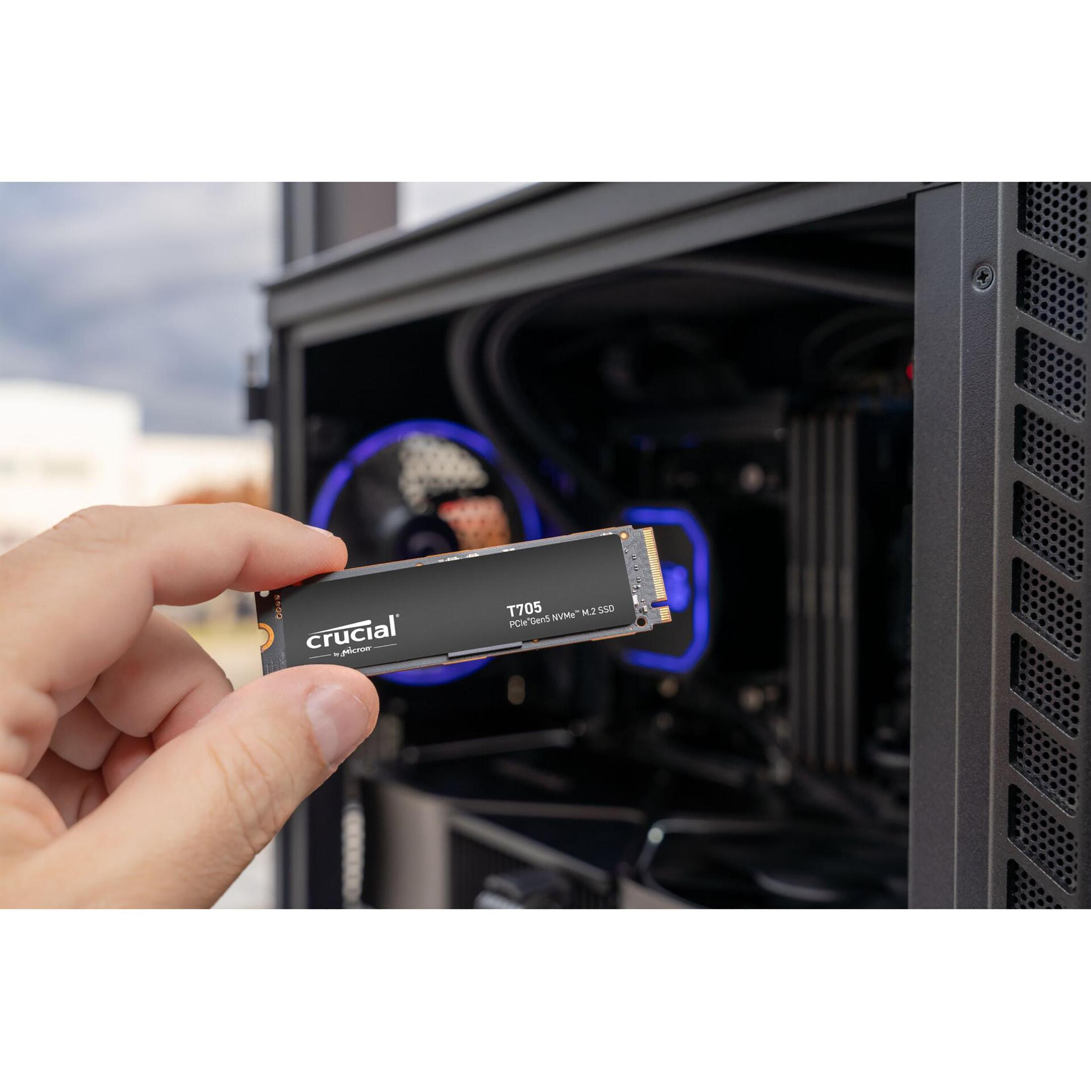 Osoba trzymająca czarny dysk SSD Crucial T705 NVMe M.2.