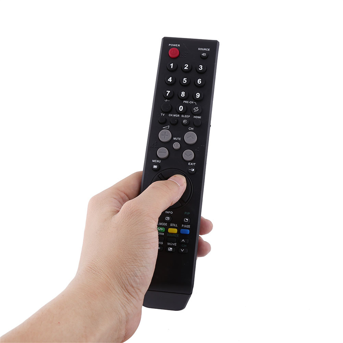 Eine Hand hält eine schwarze TV-Fernbedienung mit Knöpfen. Die Fernbedienung hat eine Power- und eine Stummschaltetaste.