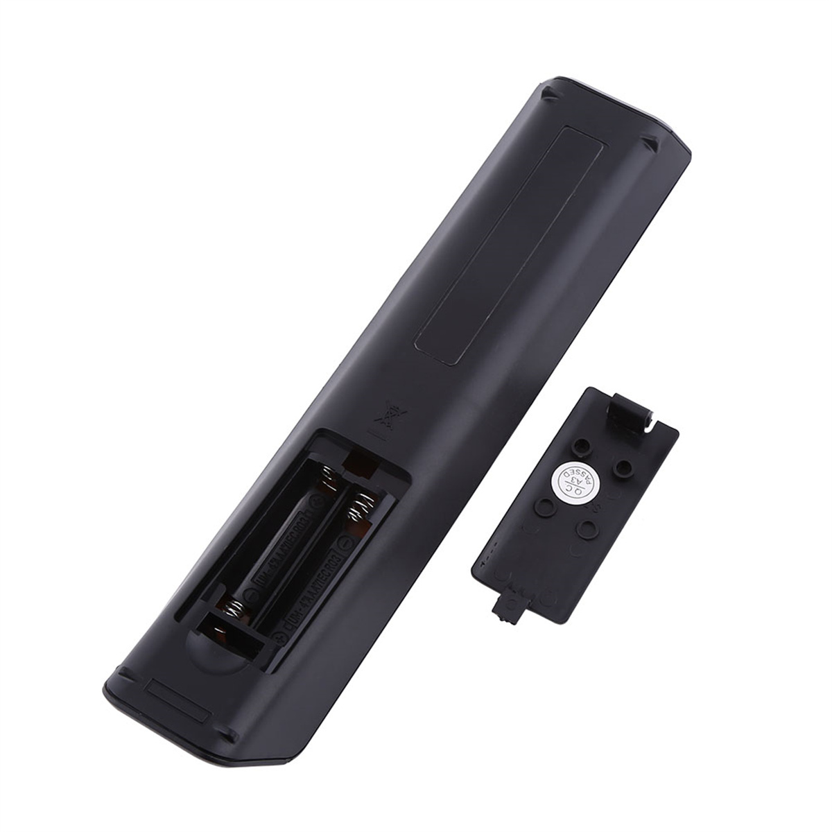 Eine schwarze Fernbedienung mit offenem Batteriefach, das zwei AA-Batterien zeigt.