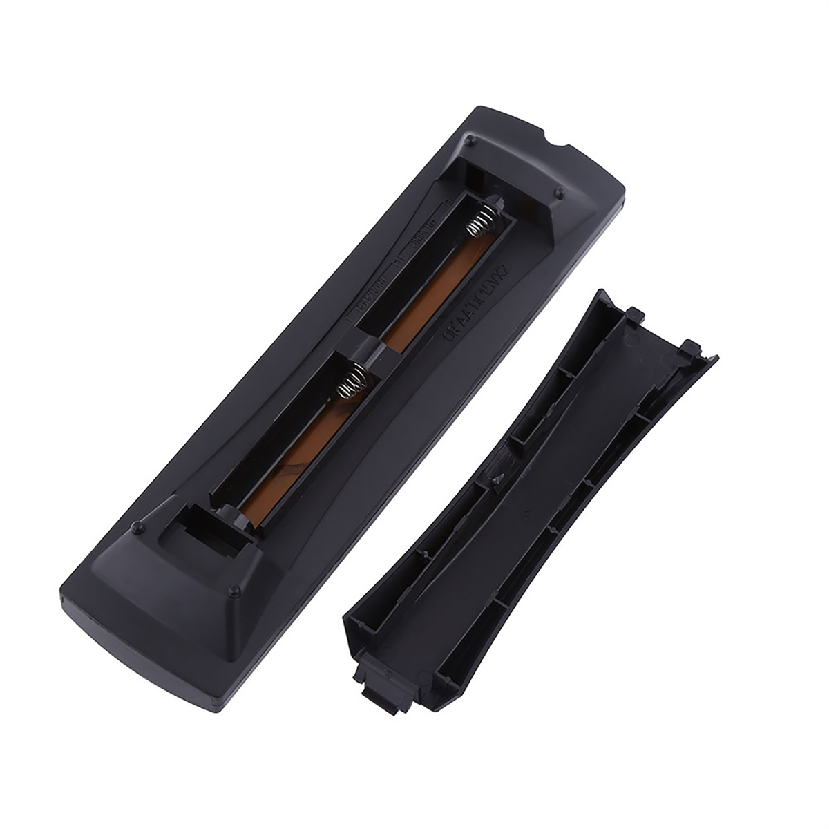 Eine schwarze Fernbedienung, geöffnet, um das Batteriefach zu zeigen.