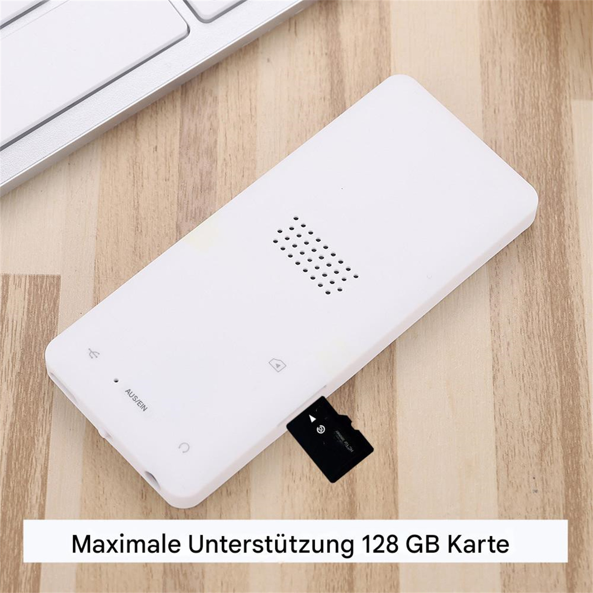 Ein weißes Gerät mit Bildschirm und eingelegter Micro-SD-Karte, neben einer Tastatur.