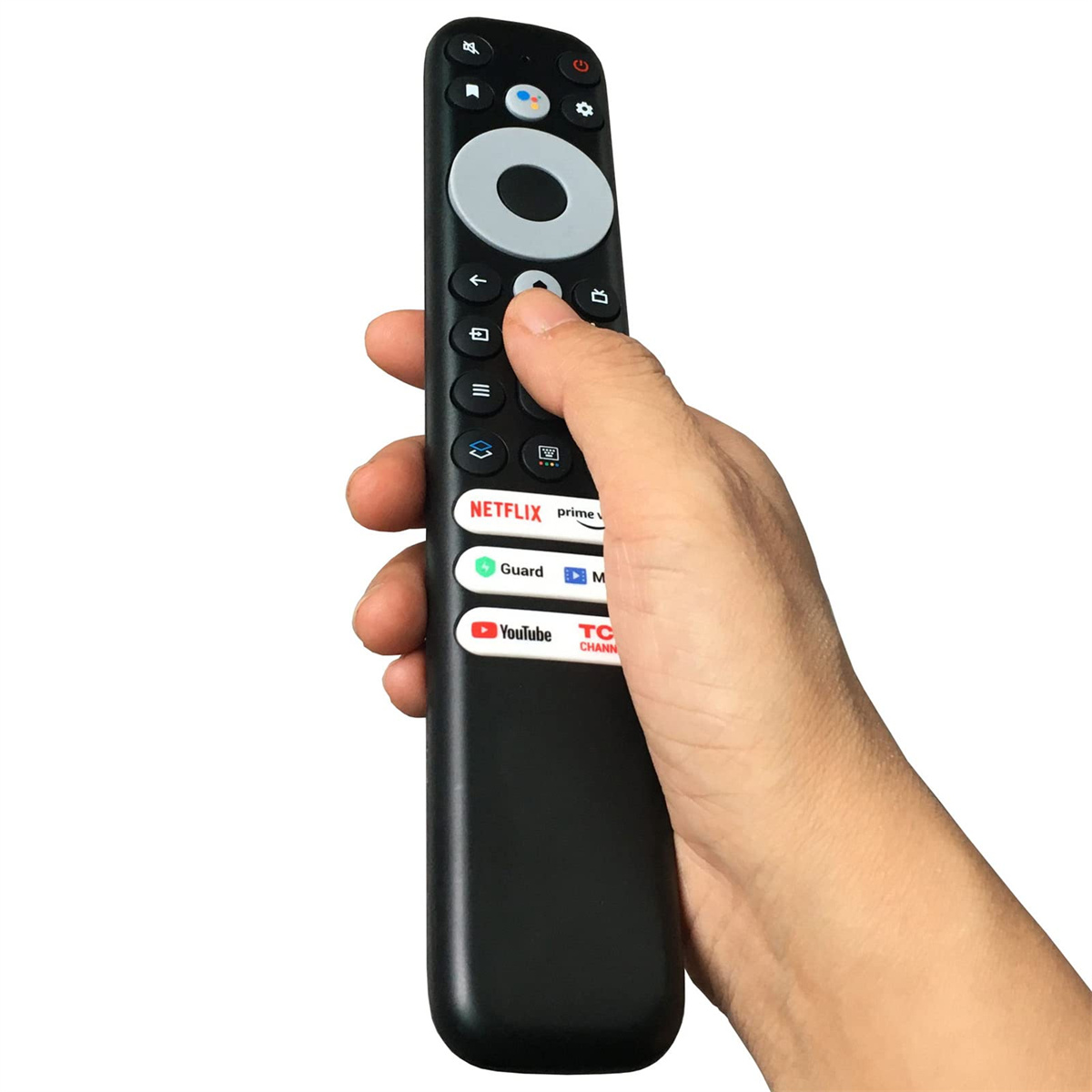Eine Hand, die eine schwarze Fernbedienung mit Knöpfen und Logos hält.