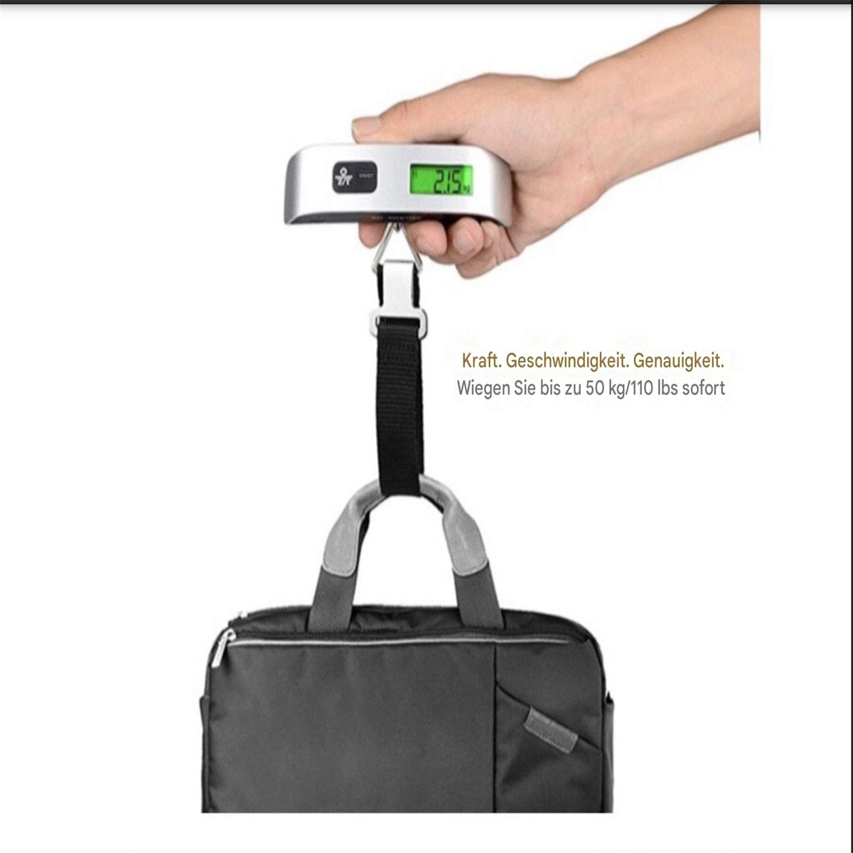 Eine Hand hält eine digitale Gepäckwaage mit 2,15 kg. Darunter hängt eine schwarze Tasche.