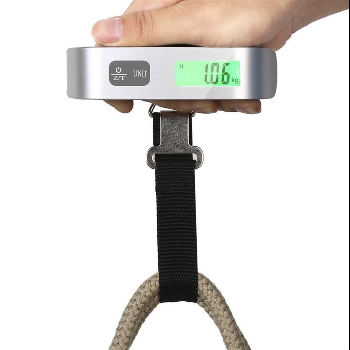 Hand hält digitale Gepäckwaage, zeigt 1,06 kg.