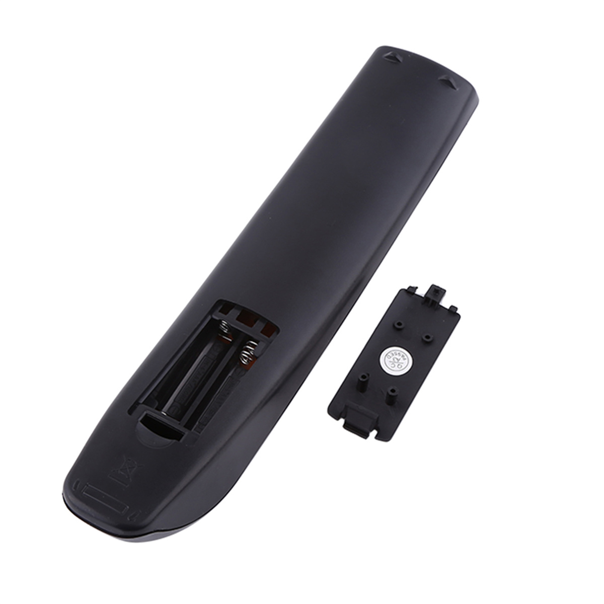 Schwarze Fernbedienung mit geöffnetem Batteriefach und separater Batterieabdeckung.