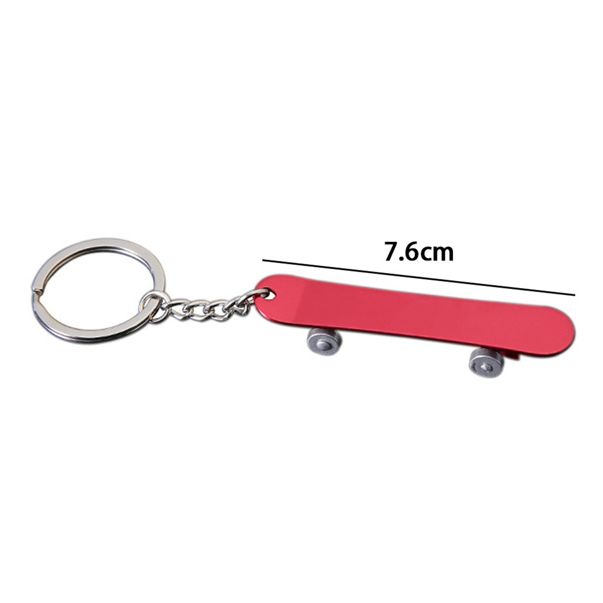 Roter Skateboard-Schlüsselanhänger mit silbernen Rollen, 7,6 cm lang, auf weißem Hintergrund.