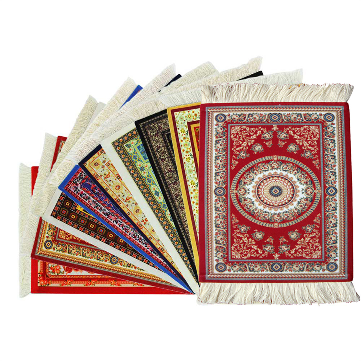 Verschiedene kleine Teppiche im orientalischen Stil, mit Fransen ausgebreitet.