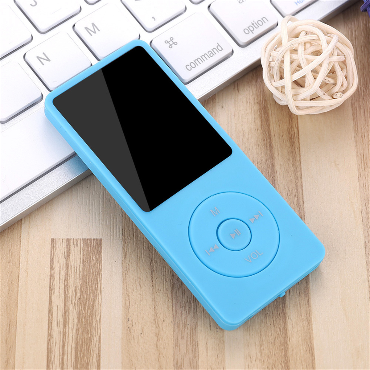 Ein blauer MP3-Player auf einer Holzoberfläche mit einer Tastatur und einem dekorativen Ball.