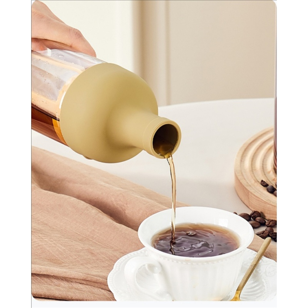 Kaffee aus einer Flasche in eine weiße Teetasse auf einem Tisch gießen.