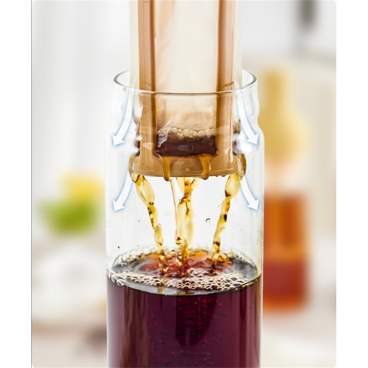 Cold Brew Kaffee, der durch einen Filter in ein Glas gegossen wird, zeigt den Brühvorgang.