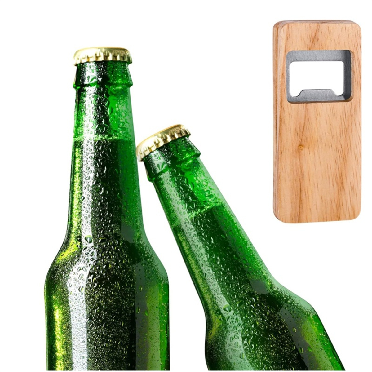 Zwei grüne Bierflaschen und ein Holzflaschenöffner auf weißem Hintergrund.