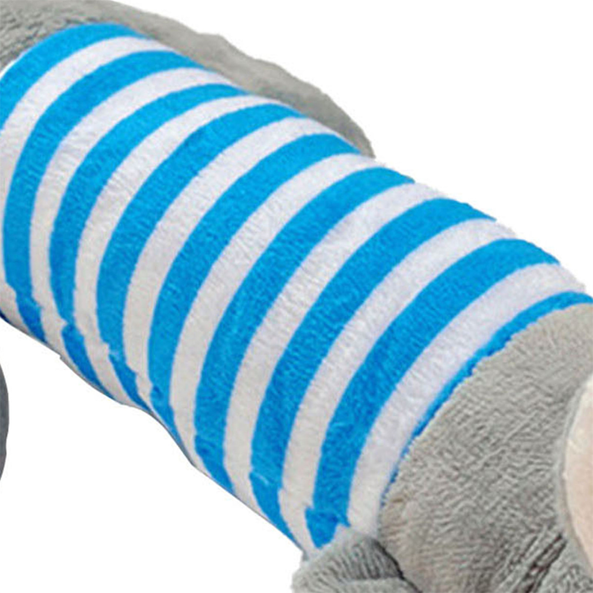 Ein Glied eines Stofftiers mit blau-weiß gestreiftem Stoff und grauem Plüsch.