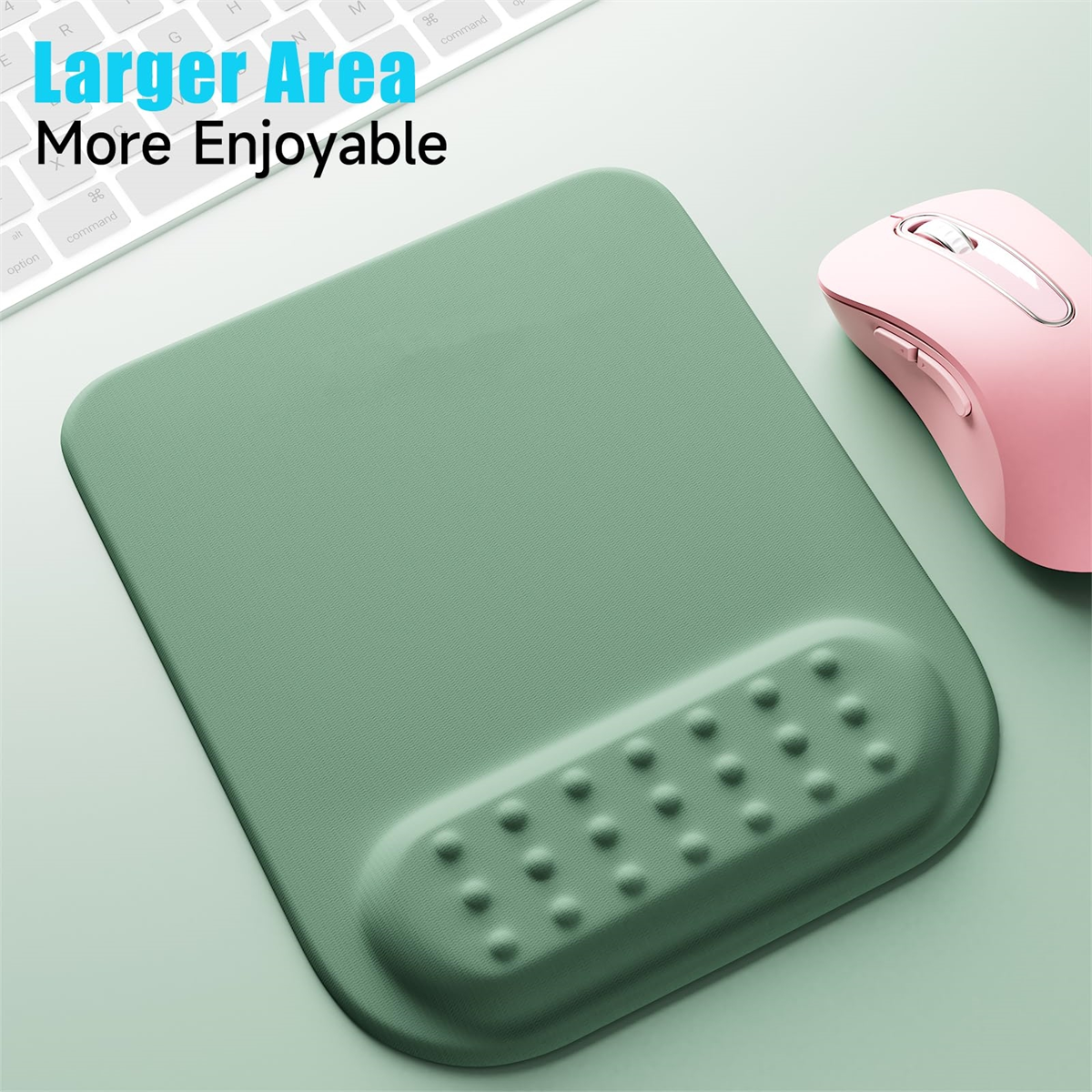 Grünes Mauspad mit Handgelenkauflage. Pinke Maus daneben. Weiße Tastatur im Hintergrund.