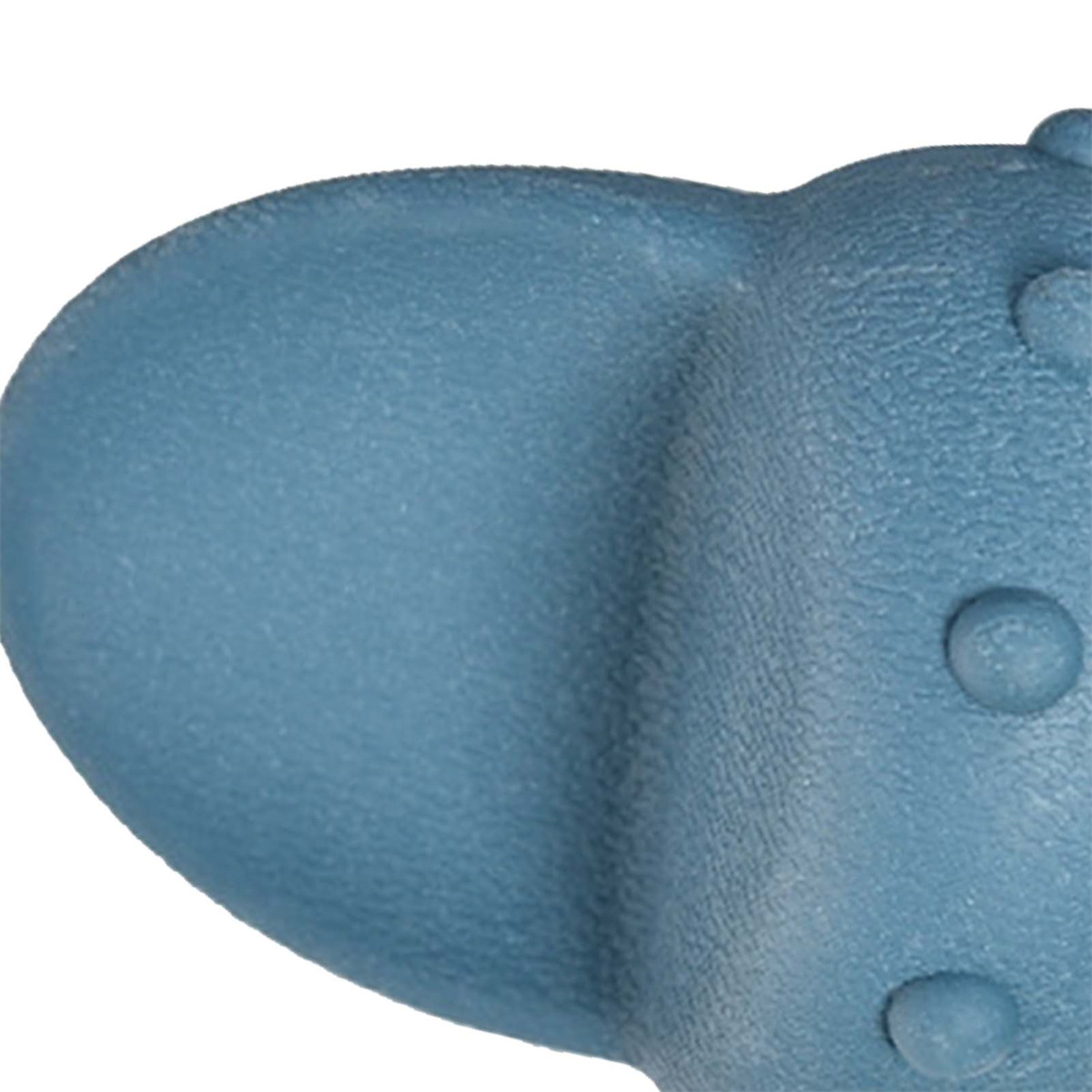Nahaufnahme einer blauen, strukturierten Oberfläche mit drei kreisförmigen Vertiefungen.