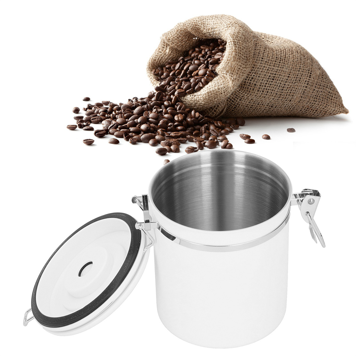 Kaffeebohnen, die aus einem Jutesack quellen, mit einem Stahlkaffeebehälter.