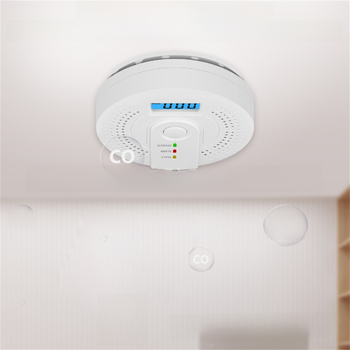 Weißer Rauchmelder an der Decke. Zeigt 'Betrieb', 'Alarm' und 'Fehler' an, CO-Symbol sichtbar.