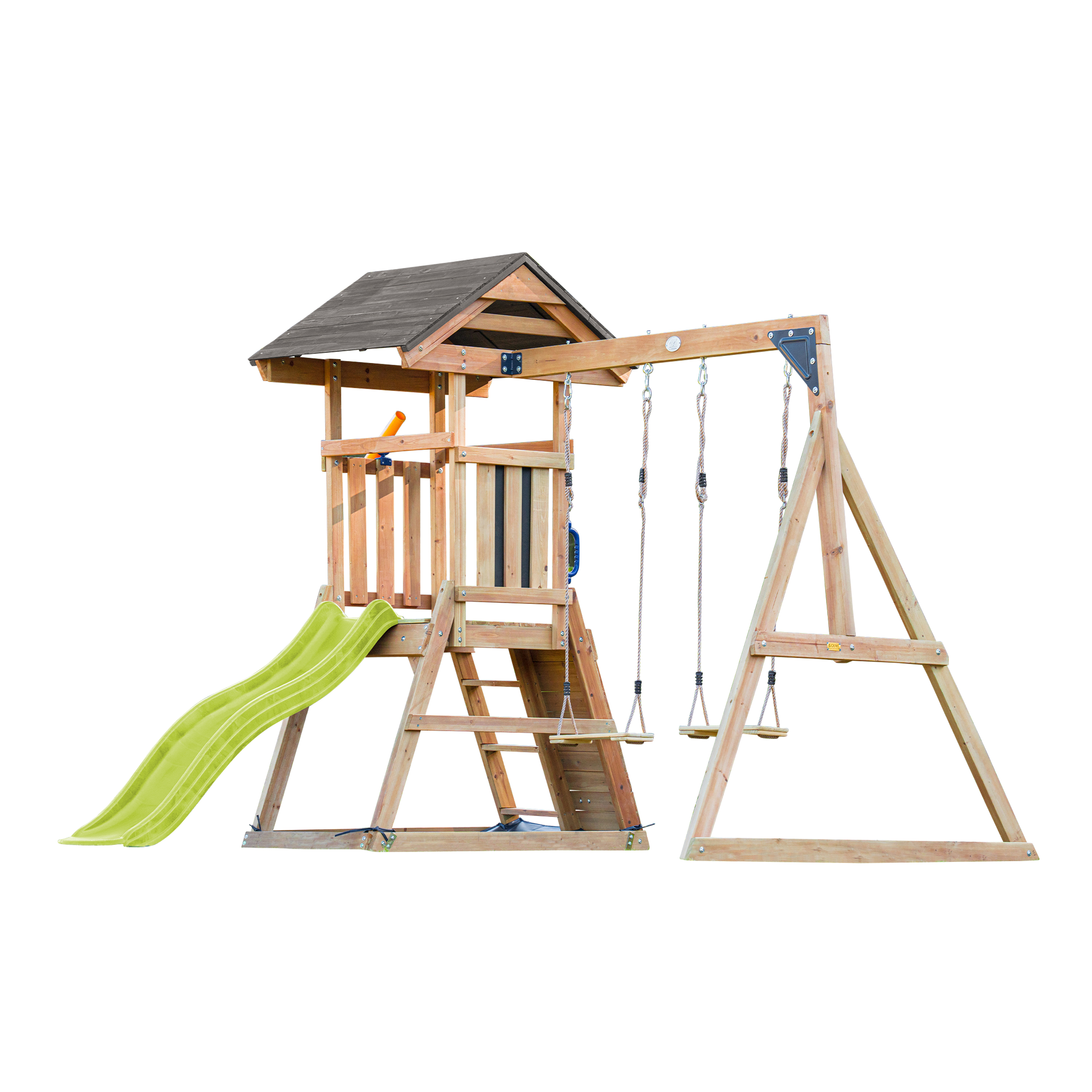 Spielplatz aus Holz mit Rutsche und Schaukeln.