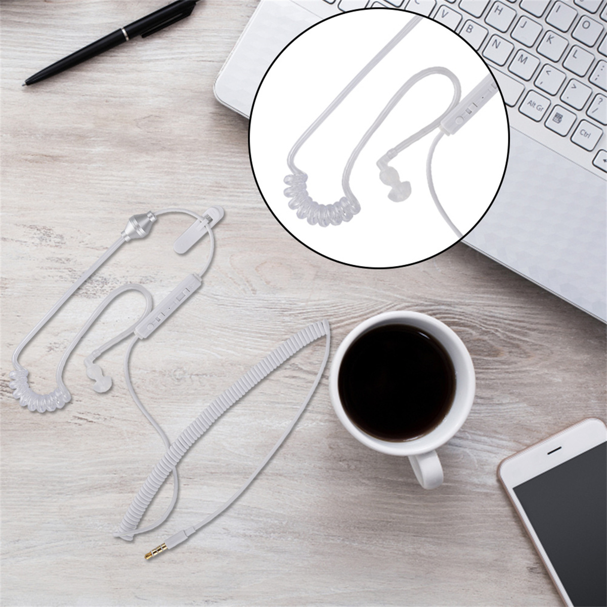Headset auf Holzoberfläche. Eine Tasse Kaffee und ein Telefon sind in der Nähe.