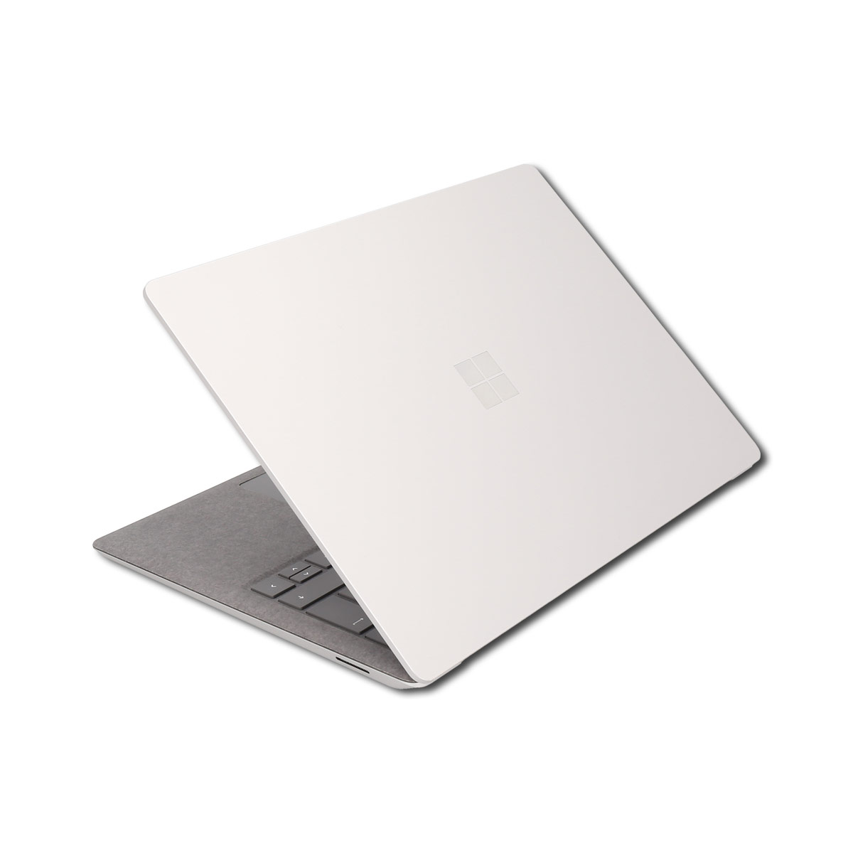 Weißer Laptop, geschlossen, zeigt die Oberseite mit einem Windows-Logo und einem grauen Tastaturbereich.