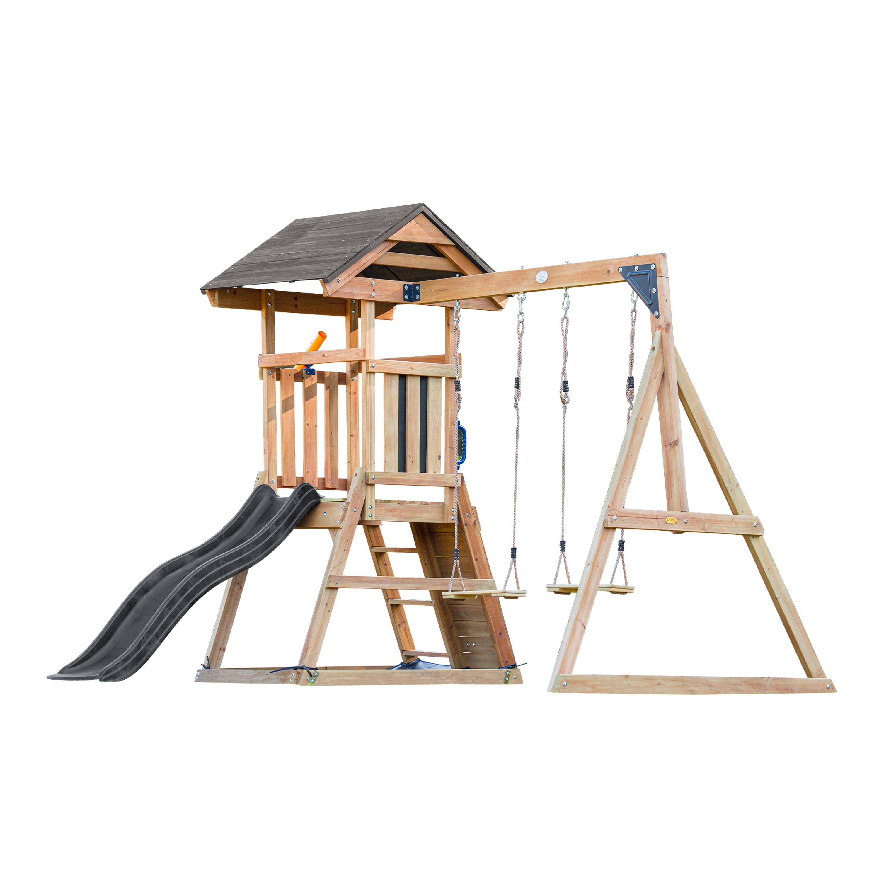 Ein Spielplatz aus Holz mit Rutsche, Schaukeln und Klettergerüst.