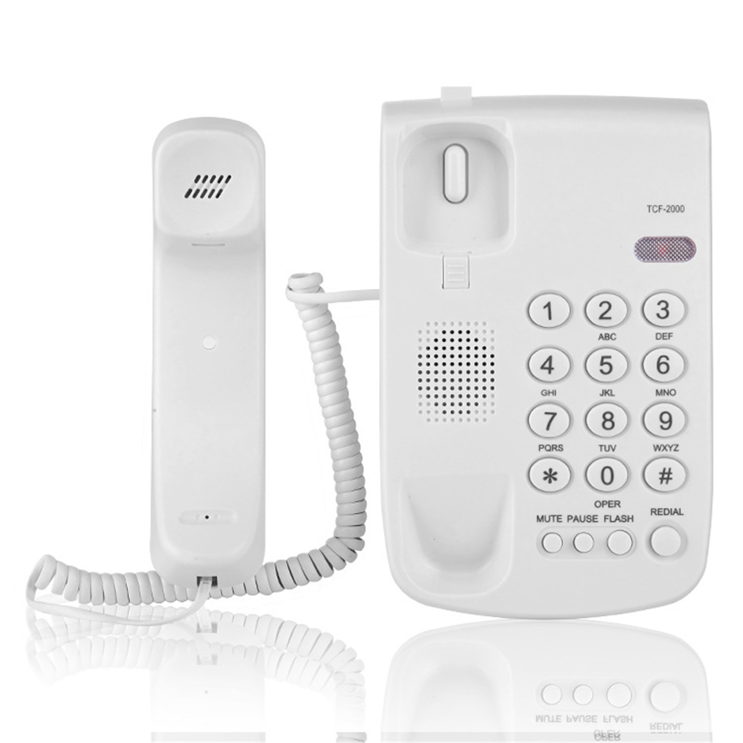 Ein weißes Festnetztelefon mit Zifferntasten und einem separaten Hörer. Reflektierende Oberfläche darunter.