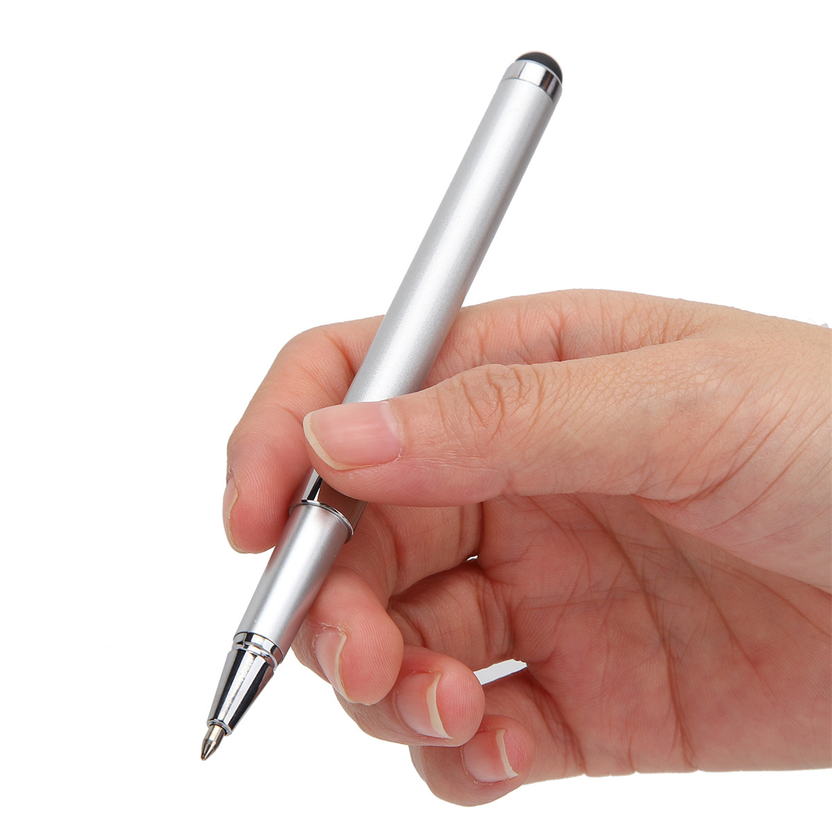 Hand, die einen silbernen Eingabestift mit schwarzer Spitze hält.