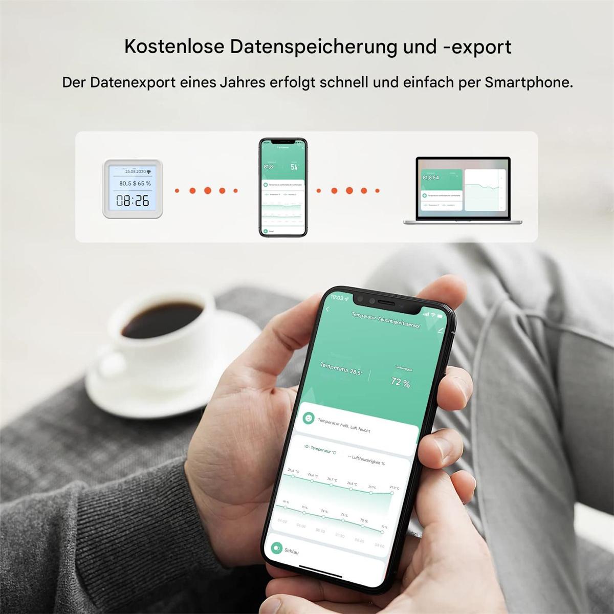 Hände einer Person, die ein Telefon halten, das Diagramme und Daten zeigt, mit einer Tasse Kaffee im Hintergrund.